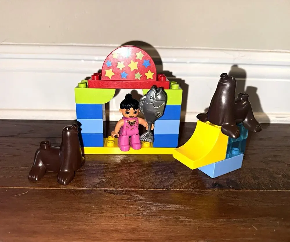 Lego Duplo Circus Show 10503 Building Set Seals Fish Girl 19 pcs